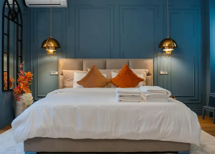 Opal Gem In Old Town Bukurešť